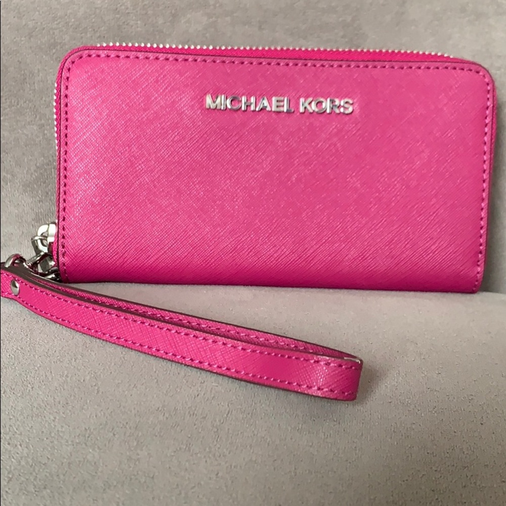 Michael Kors Multifunction Leather Phone Wallet